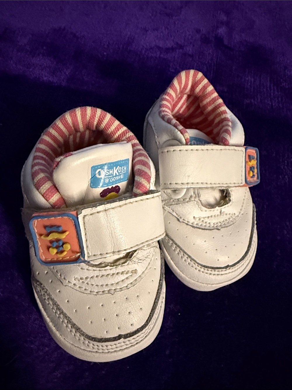 Size 0 vintag 80s OshKosh B'gosh White Toddler Sneakers with Pink Stripe Lining